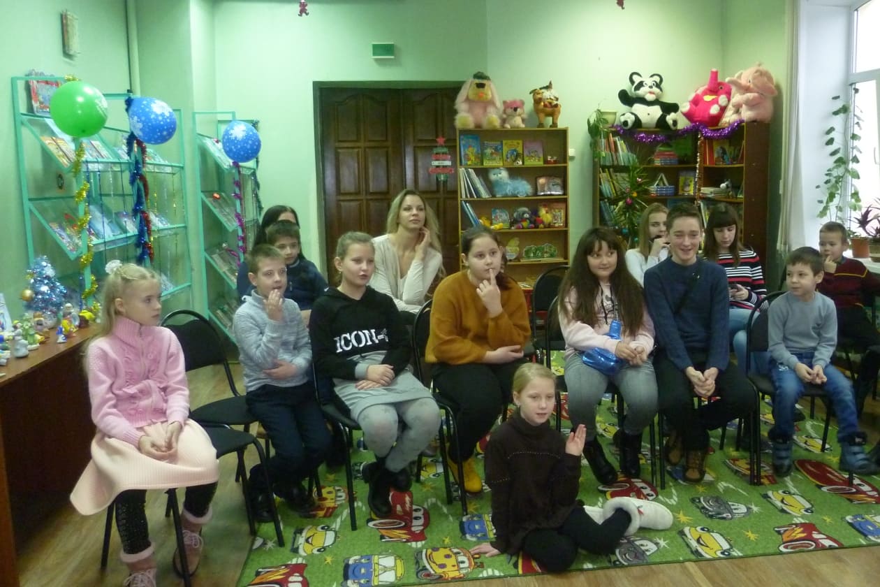 В Карачевской районной библиотеке прошла новогодняя игра-путешествие «Встречаем Новый год»