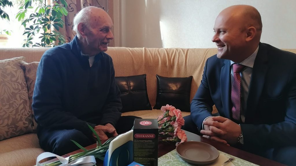 Председатель облсуда поздравил ветерана судебной системы Брянщины с Днем защитника Отечества