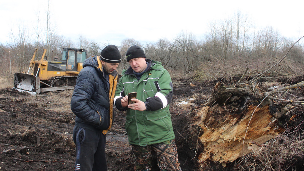 В Комаричском районе за счет распашки старых садов увеличивают площади сельхозземель
