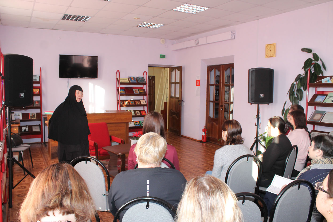 В Карачевской библиотеке прошел семинар за круглым столом «Добрая книга»