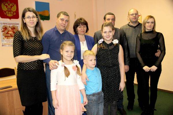 Брянским молодым семьям вручили сертификаты на жилье