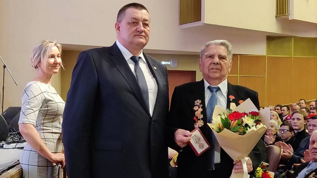 В Брянском КЗ «Дружба» поздравили военнослужащих и ветеранов войн с Днем защитника Отечества