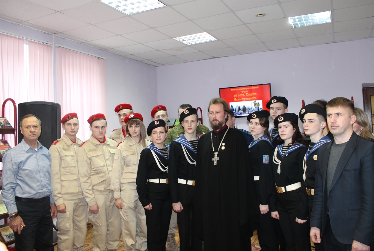 В Карачевской районной библиотеке прошел патриотический молодёжный форум «6 рота. Сердце боль пронзает»