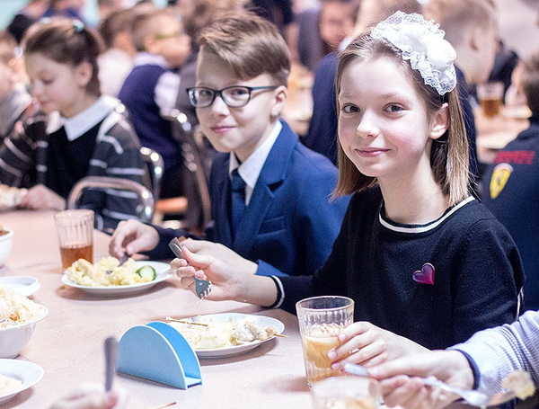 На Брянщине растет количество школьников, получающих бесплатное питание