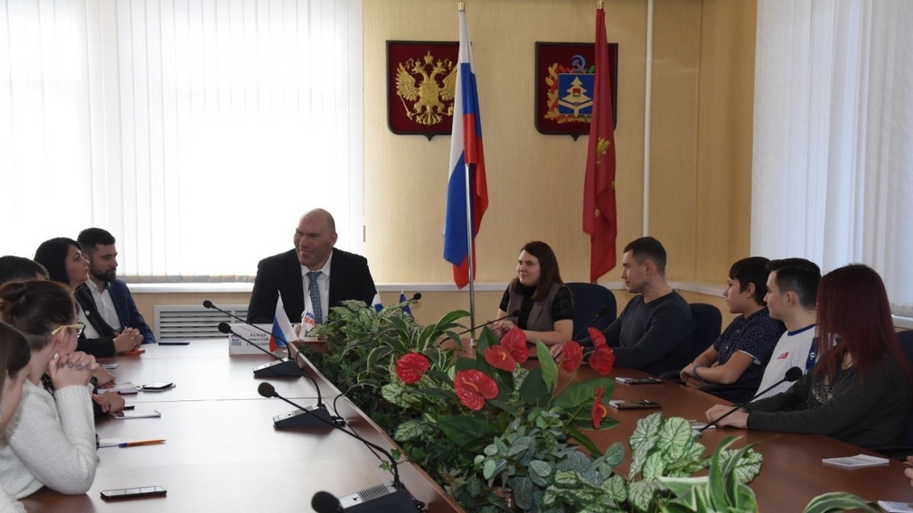 Николай Валуев провел встречу с активистами «Молодой гвардии»