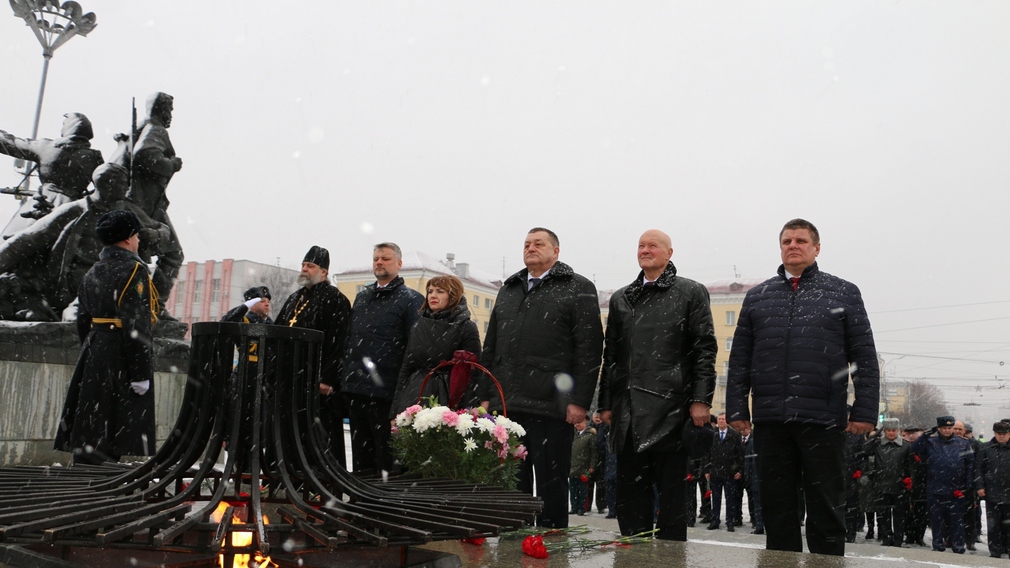 В Брянске возложили цветы в честь погибших защитников Отечества