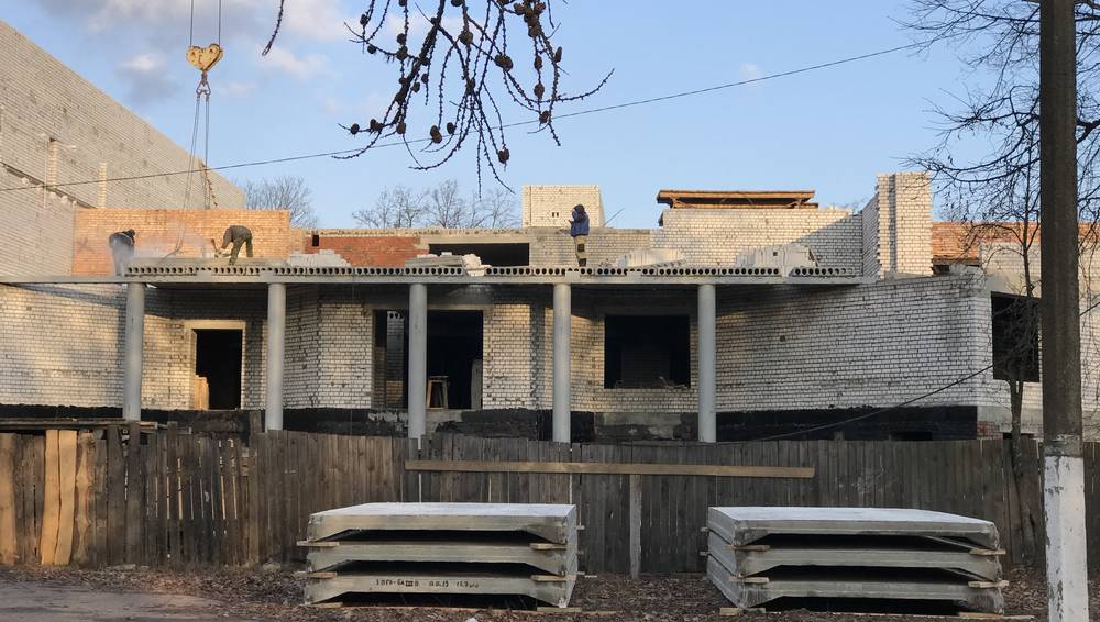 Строительство спортивного комплекса в Жуковке не прекращается даже в выходные