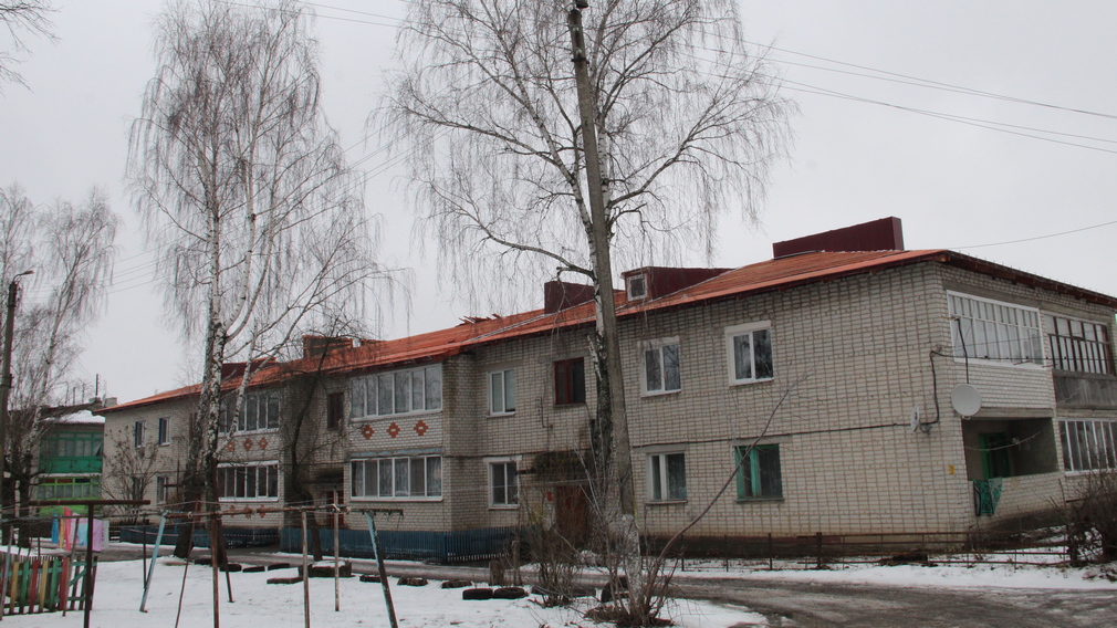 В брянском поселке Локоть активно идет ремонт крыши многоквартирного дома