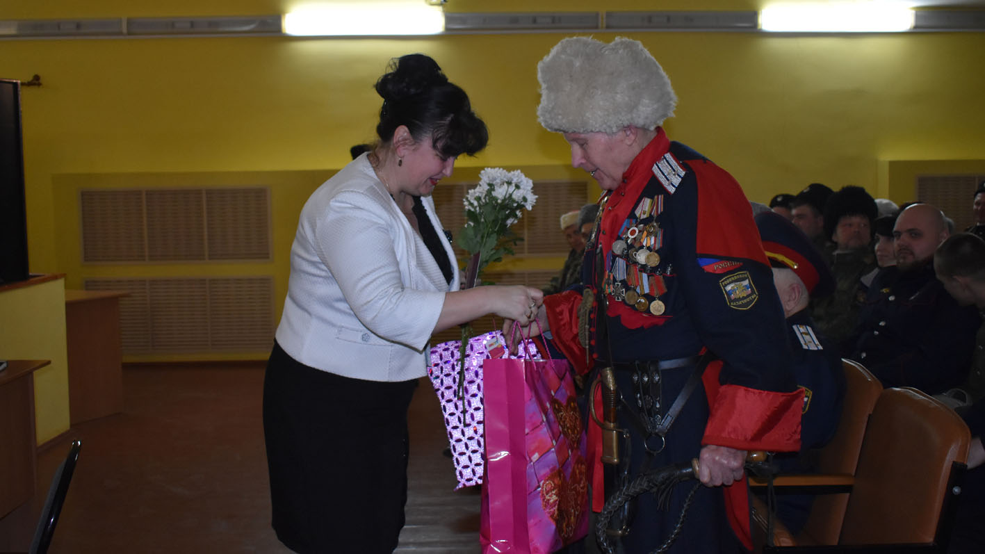 Старейшего суражского казака поздравили с 95-летием и Днем защитника Отечества