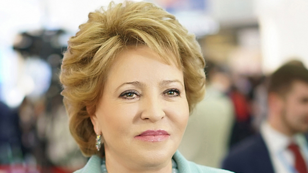 Гендиректор БМЗ вручил Валентине Матвиенко именную защитную каску с гербом России