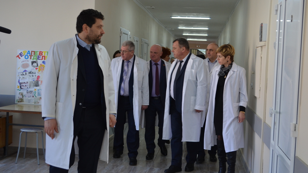 Владимир Оборотов осмотрел открывшееся в Климовской ЦРБ отделение сестринского ухода