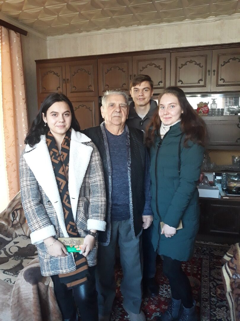 Карачевские волонтеры поздравили ветерана Великой Отечественной войны с Днем защитника Отечества