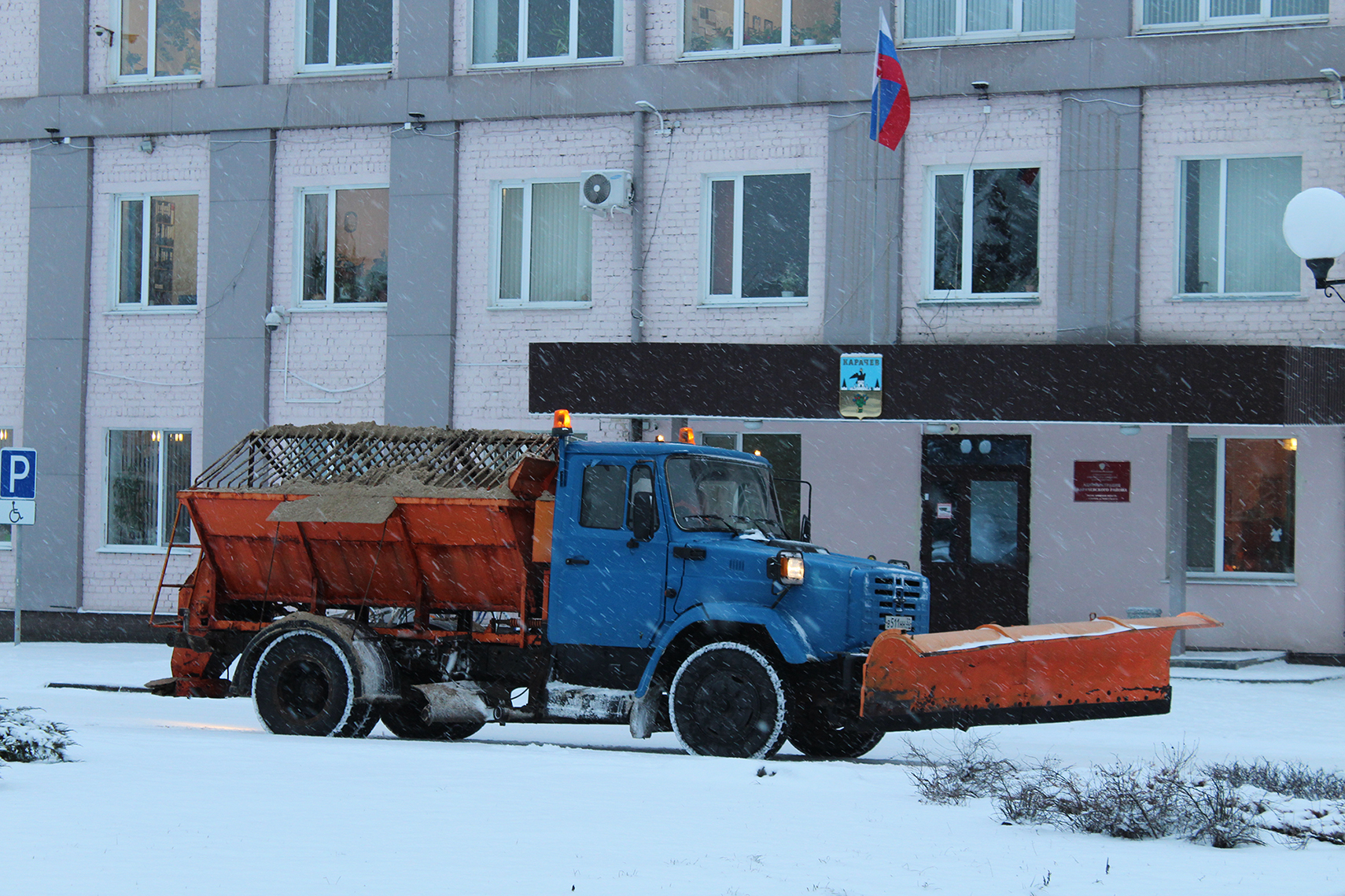 В брянском Карачеве продолжается борьба со снегопадом