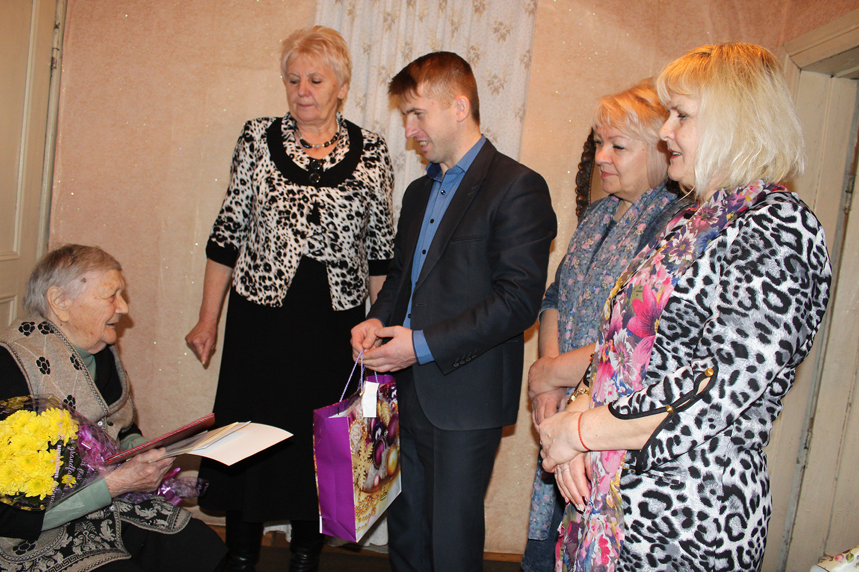 Президент России Владимир Путин и губернатор Брянщины Александр Богомаз поздравили с 95-летним юбилеем ветерана педагогического труда