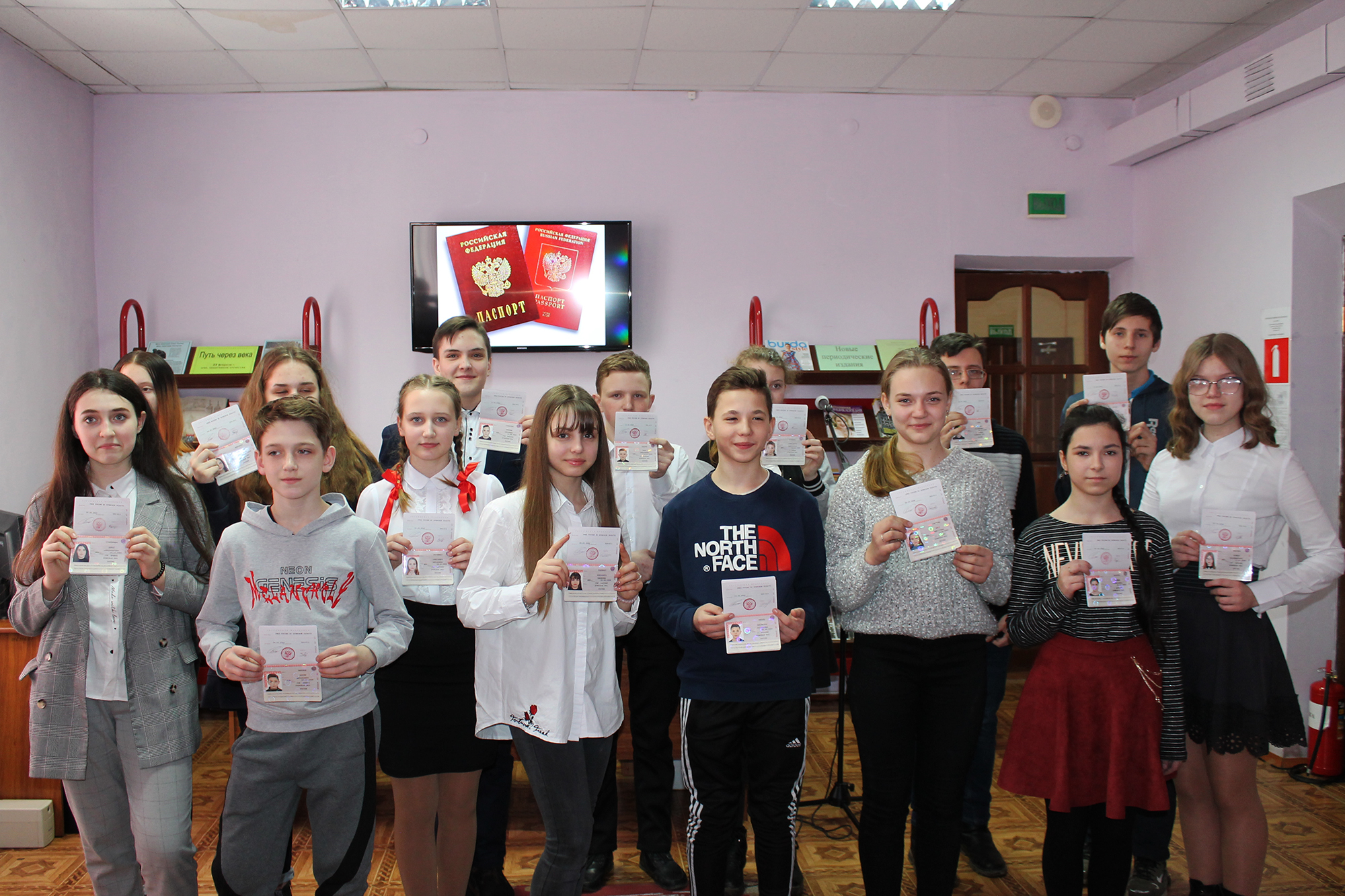 В Карачеве торжественно вручили паспорта юным гражданам России