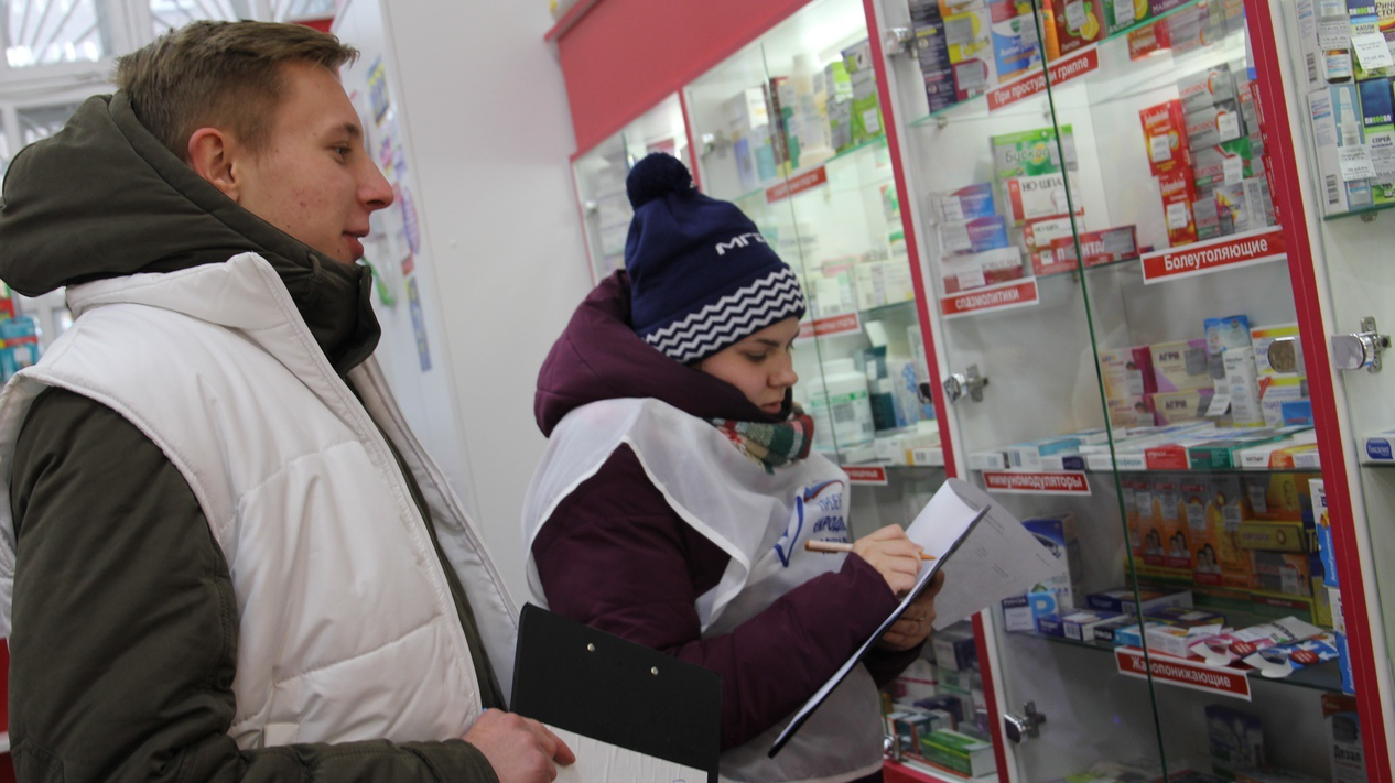 Активисты брянского отделения «Молодой гвардии России» проинспектировали аптеки