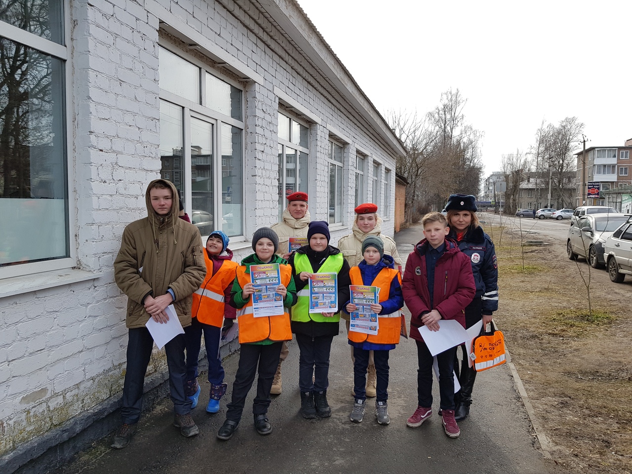 В школе им. А.М. Горького сотрудники Госавтоинспекции Карачевского района совместно с отрядом ЮИД и юнармейцами провели уроки безопасности