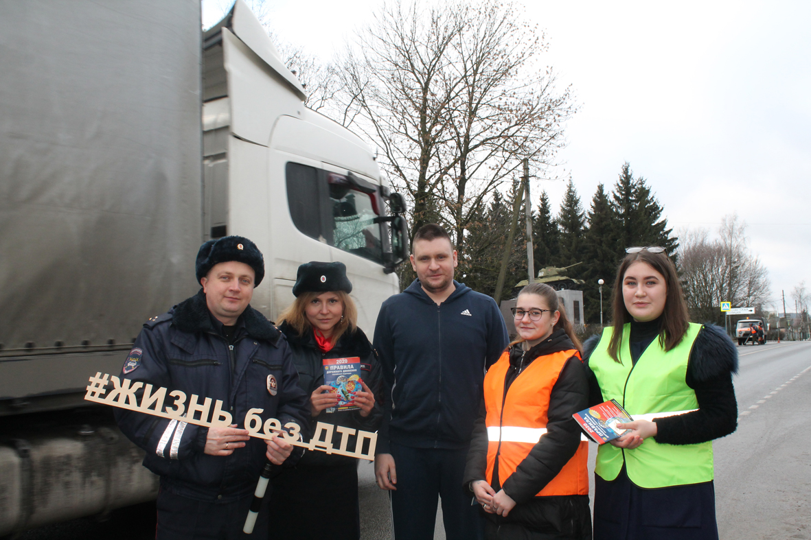В Карачеве поздравили мужчин-водителей с 23 февраля