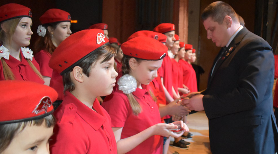 Герой России   вручил значки «Юнармии»  школьникам из  брянской Клетни