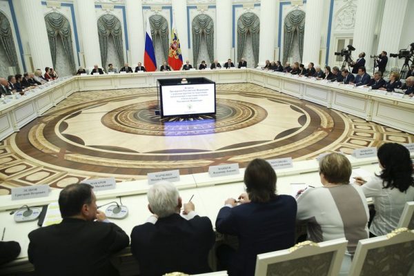 В Конституции пропишут недопустимость фальсификации истории