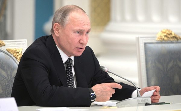 Путин поддержал идею внести в Конституцию норму об уважении к труду