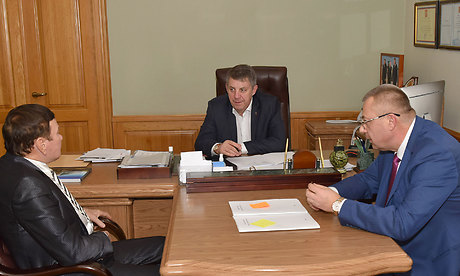 Губернатор Брянской области Александр Богомаз провел встречу с директором брянского завода силикатного кирпича Юрием Лазаревым