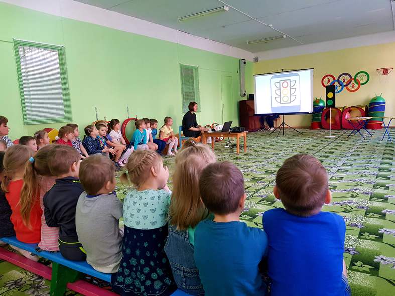 Карачевские полицейские отправились с дошкольниками   в страну «Светофорию»