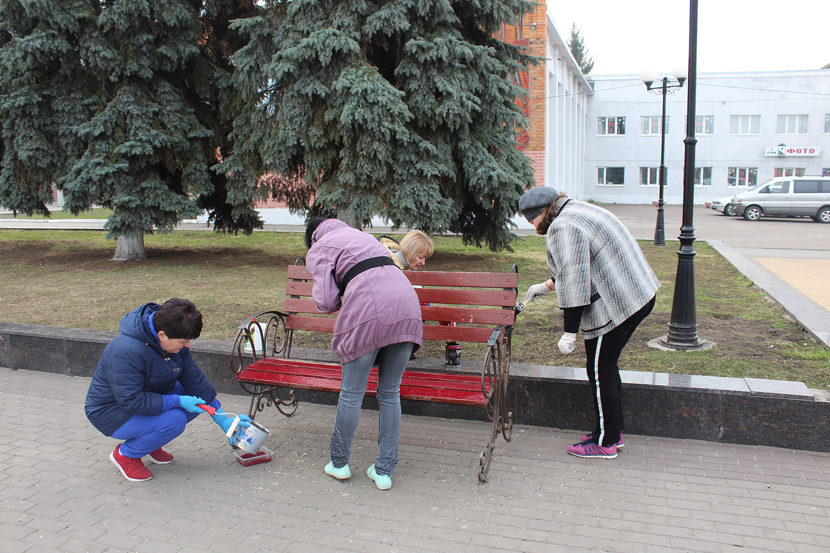 Сотрудники Карачевской  районной администрации провели субботник