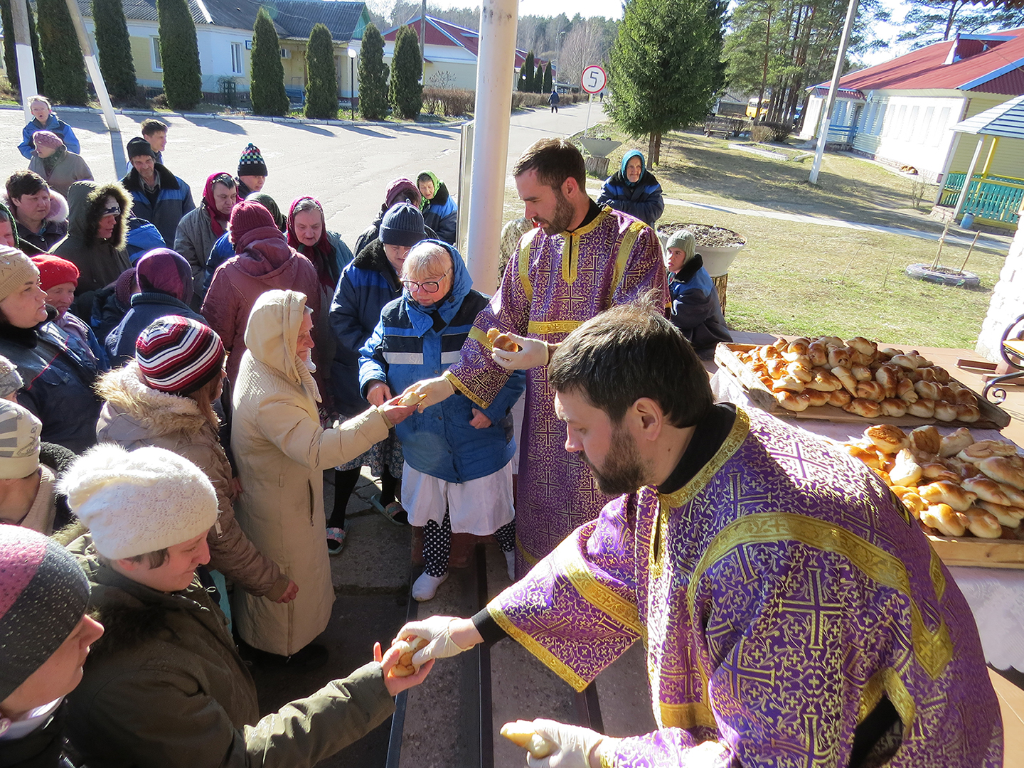 Благочинный Карачевского церковного округа посетил психоневрологический интернат в деревне Вереща