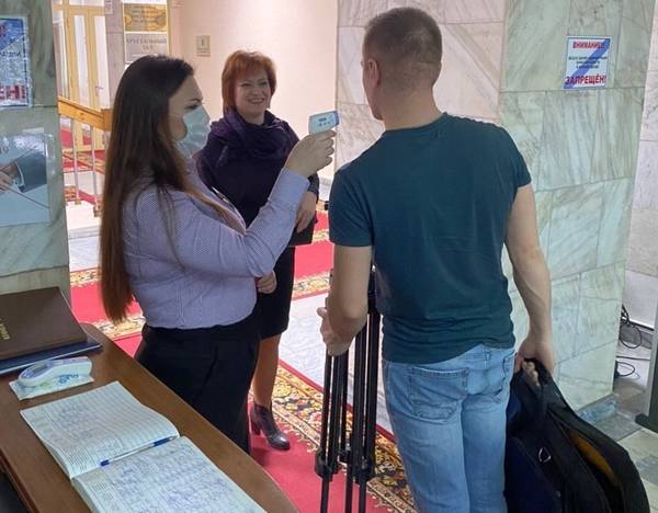 В оперативном штабе по борьбе с коронавирусом ко всем посетителям применяются меры профилактики