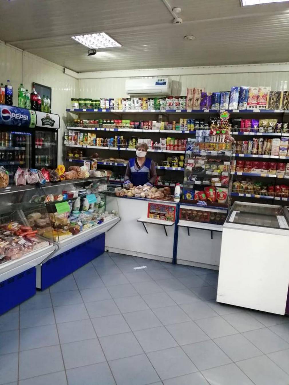 В Брянских магазинах продавцы со всей строгостью отнеслись к мерам предосторожности