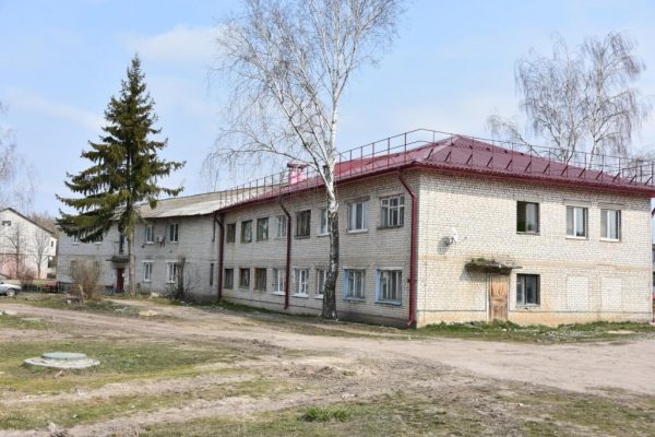 В брянском Мглине идет капитальный ремонт крыш многоквартирных домов