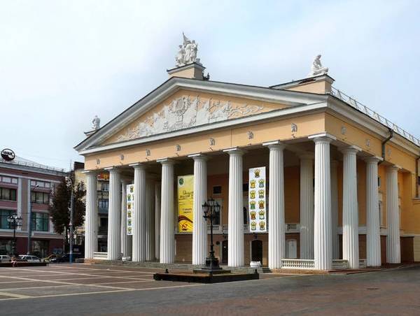 По распоряжению брянского губернатора в 2023 году возведут пристройку к драмтеатру