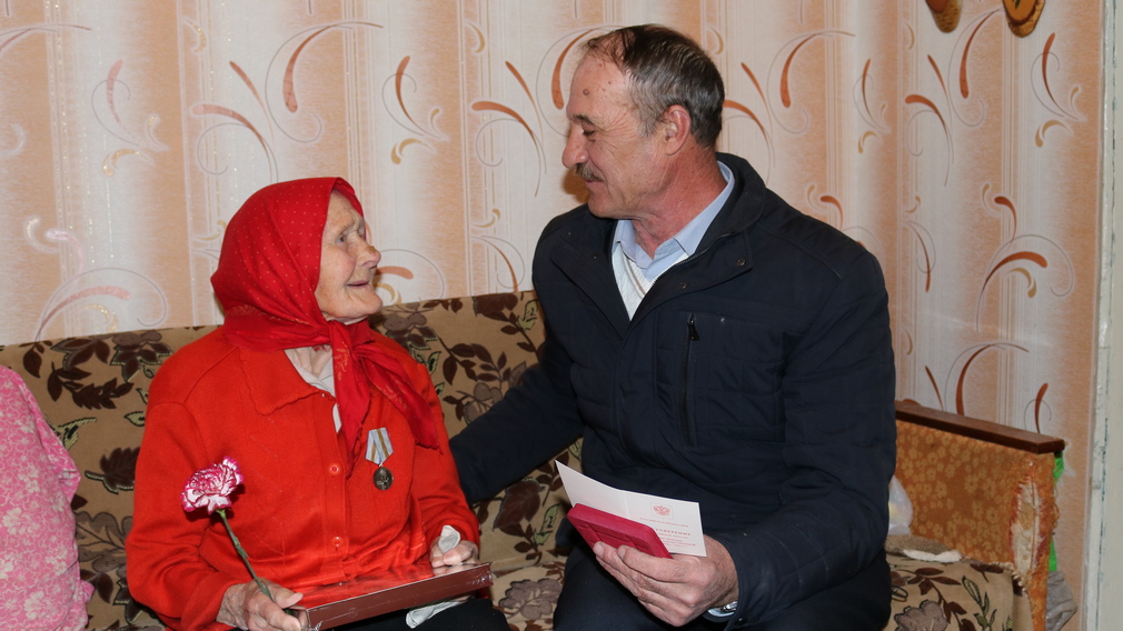 Столетней жительнице Комаричского района вручили медаль к 75-летию Победы