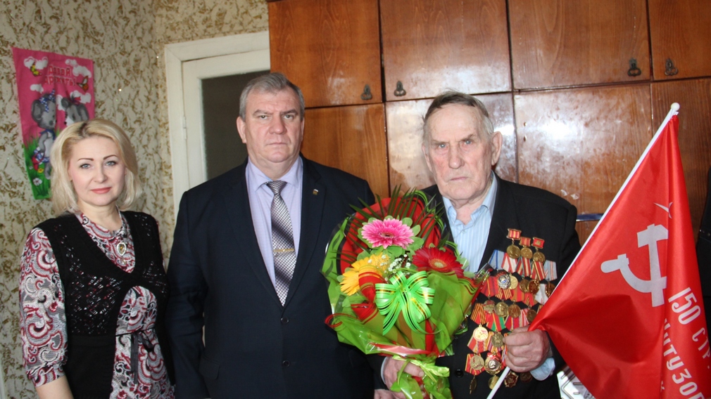 Брасовскому почетному ветерану в 85-летний юбилей подарили копию Знамени Победы