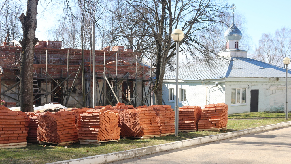 Привезенный кирпич позволит продолжить восстановление храма в Рогнедино