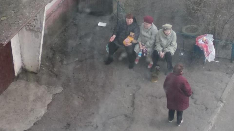 Житель Брянска снял на фото не выполняющих рекомендации при коронавирусе пенсионерок