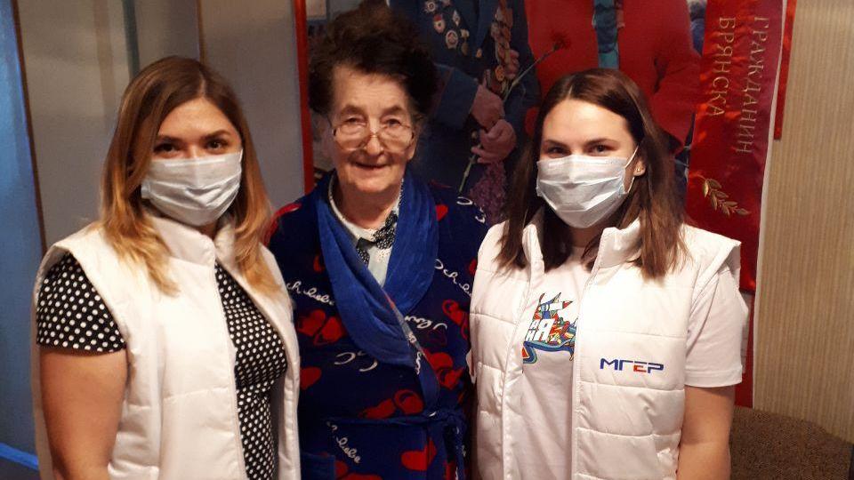 Брянские волонтеры из центра «Единой России» помогли семье ветерана