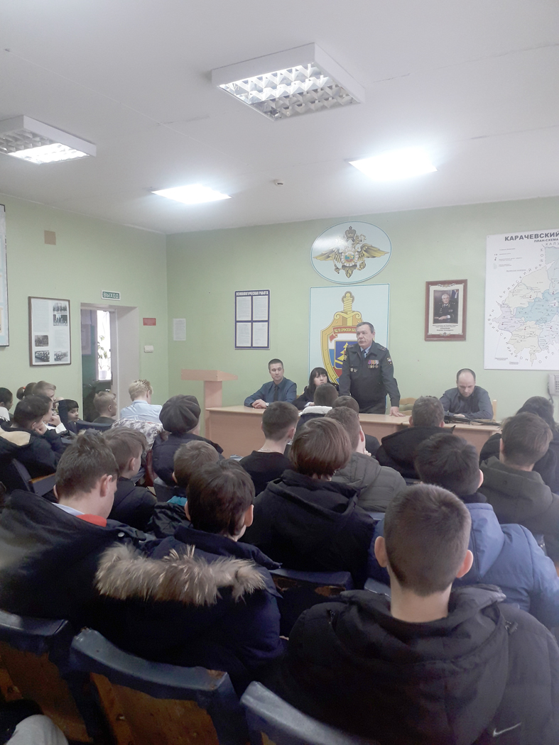 Сотрудники полиции Карачевского района провели патриотический месячник