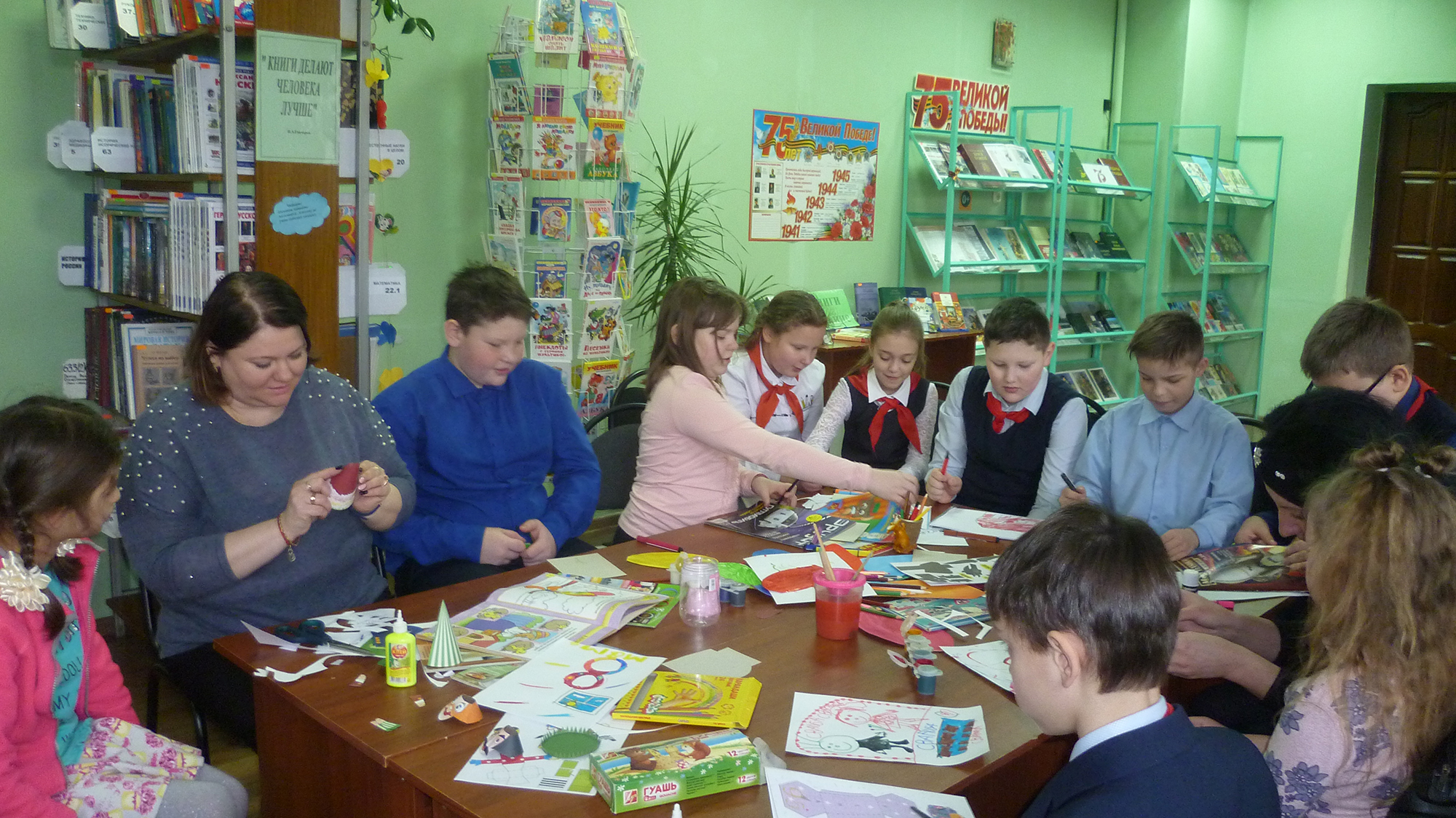 В Карачевской библиотеке прошел мастер-класс «Открытки для мам»