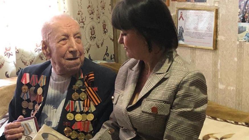 Ветеран войны получил медаль к 75-летию Победы от брянского депутата