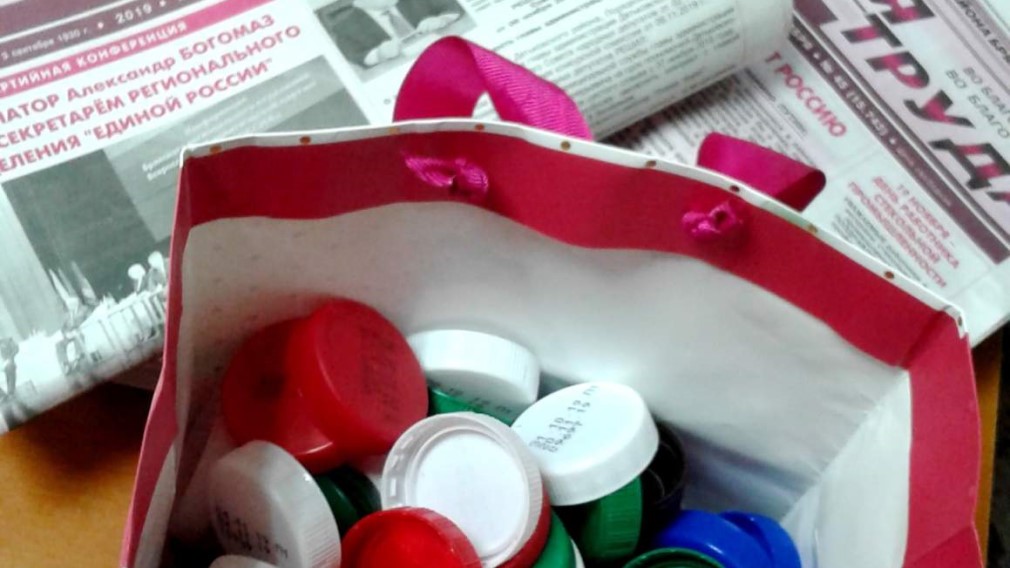 Жители Дятькова активно участвуют в благотворительном проекте «Добрые крышечки»