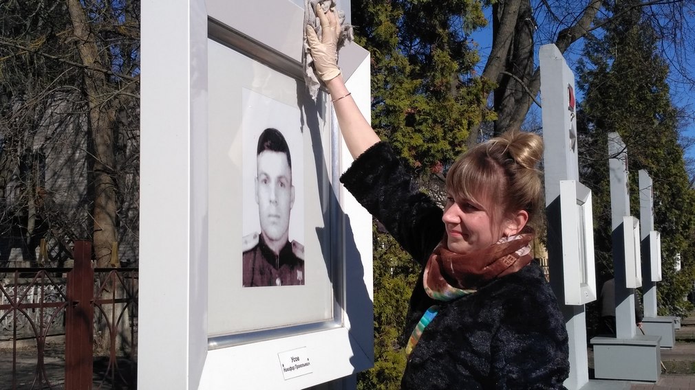 Унечские журналисты провели субботник на Аллее Героев