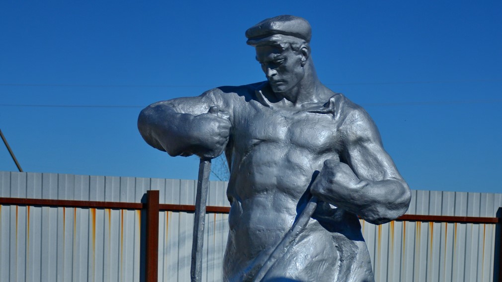 В брянском поселке Локоть ко Дню Победы откроют обновленный памятник машиностроителю