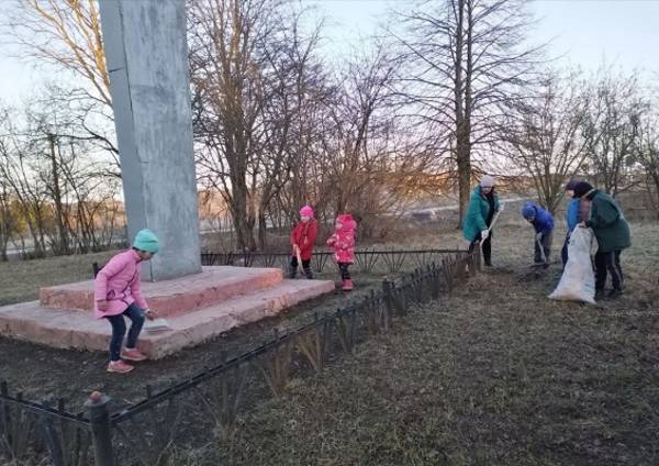 Работники Речицкого СДК провели субботник у территории у обелиска погибшим воинам