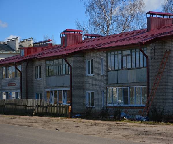 В поселке Локоть активно идет ремонт крыш многоквартирных домов