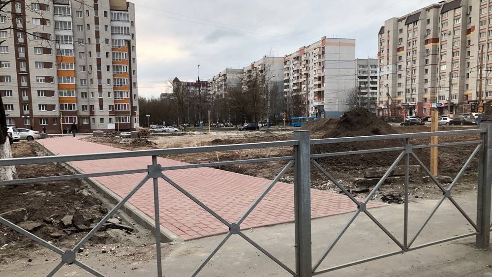 В Брянске менее чем за день замостили тротуар на кольцевой возле УГИБДД