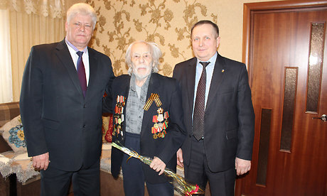 Замгубернатора Александр Жигунов вручил ветеранам юбилейные медали