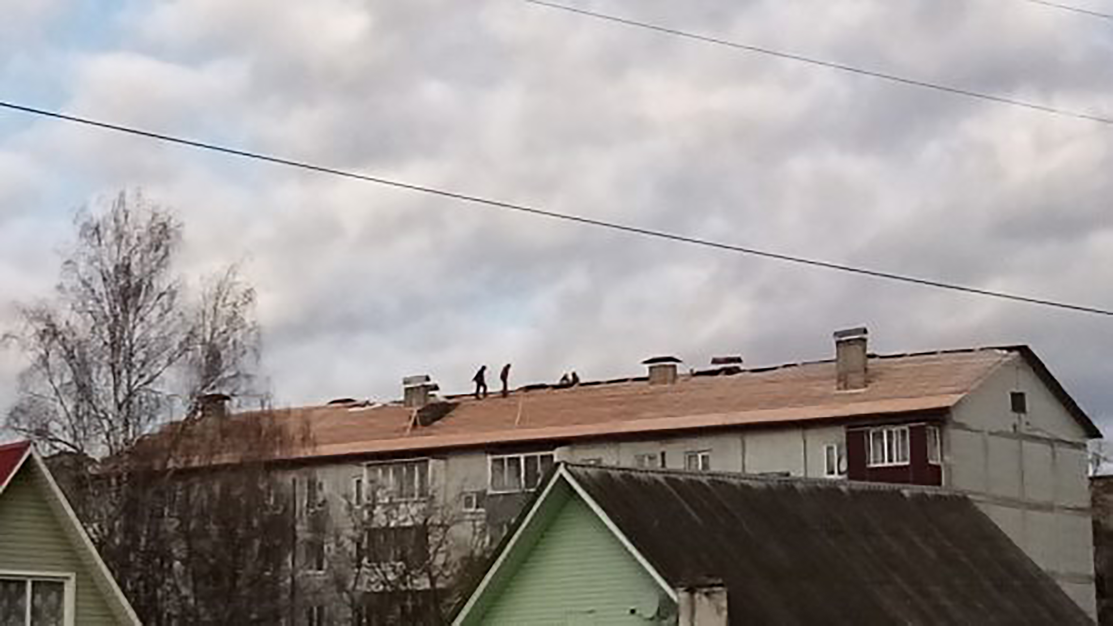 В брянской Жуковке ремонтируют крыши многоквартирных домов