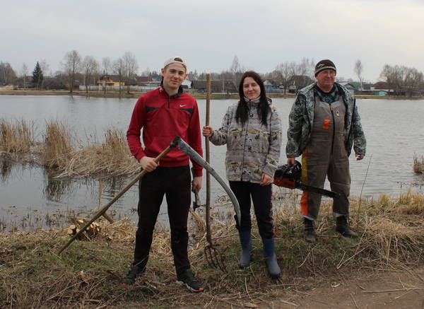 Студенты из Суземки в самоизоляции навели порядок на берегу озера Побужа